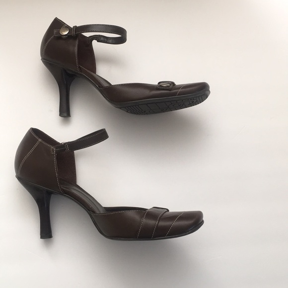 Brown heels with ankle strap. - Picture 2 of 3